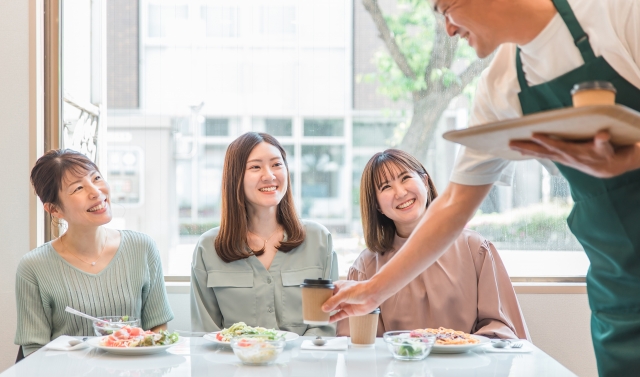 飲食店・レストランで料理を待つ女性