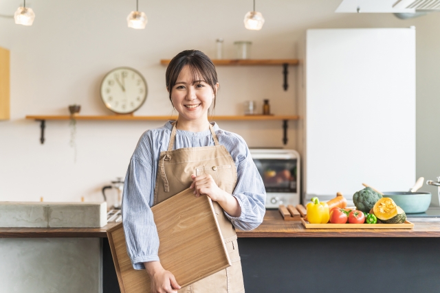 エプロンで働く女性