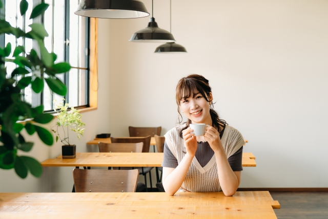 カフェでコーヒーを飲む女性