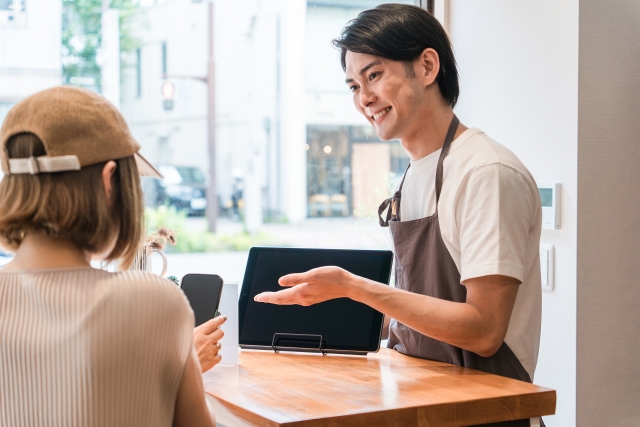 カフェで対応する男性店員