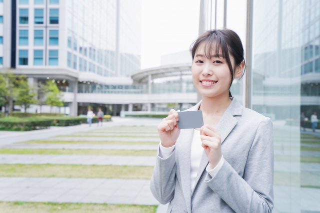 オフィス街の女性