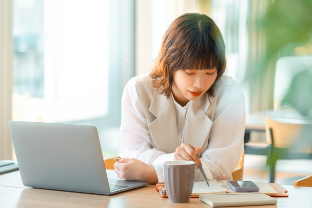 在宅勤務中の女性