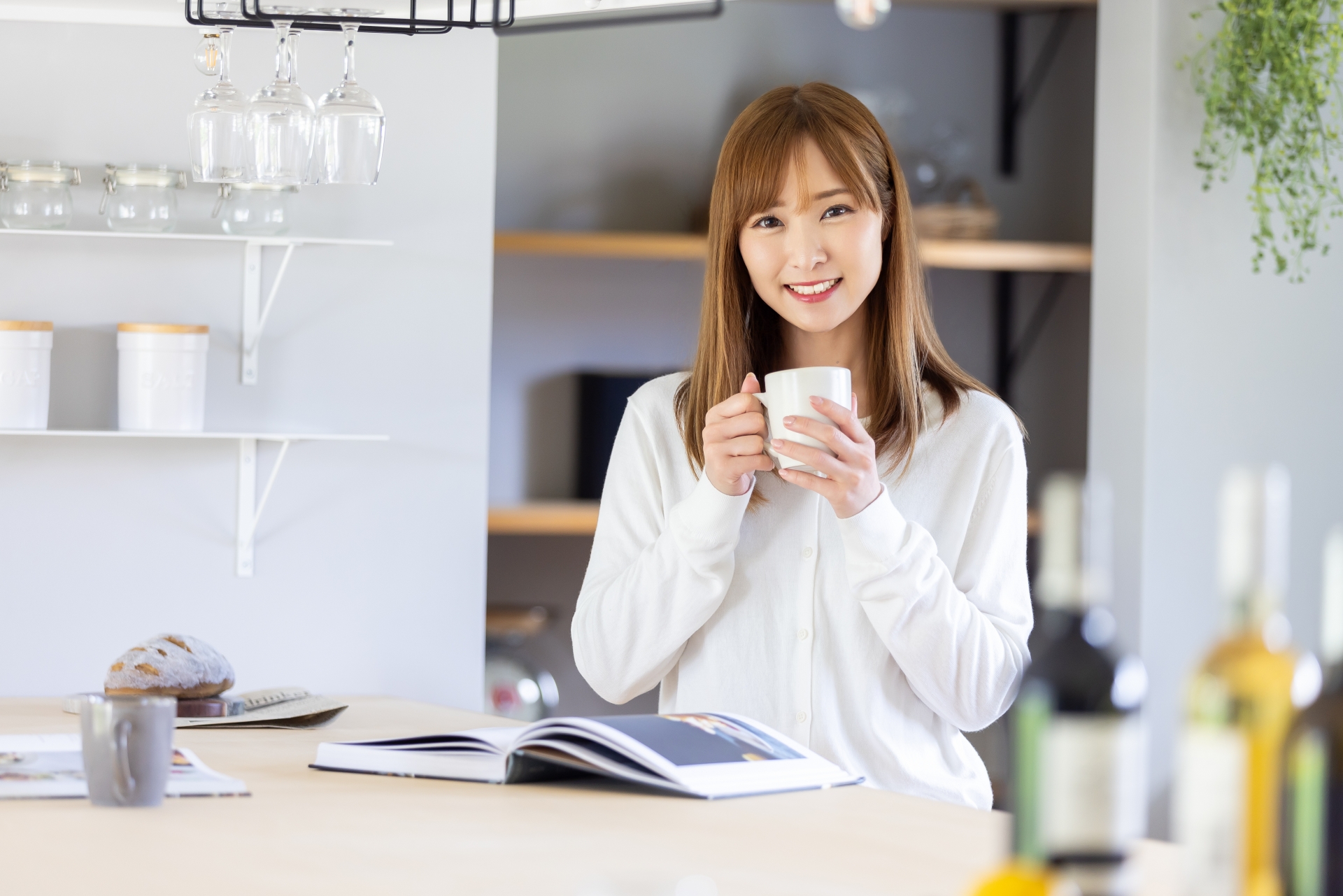 コーヒーを飲む女性