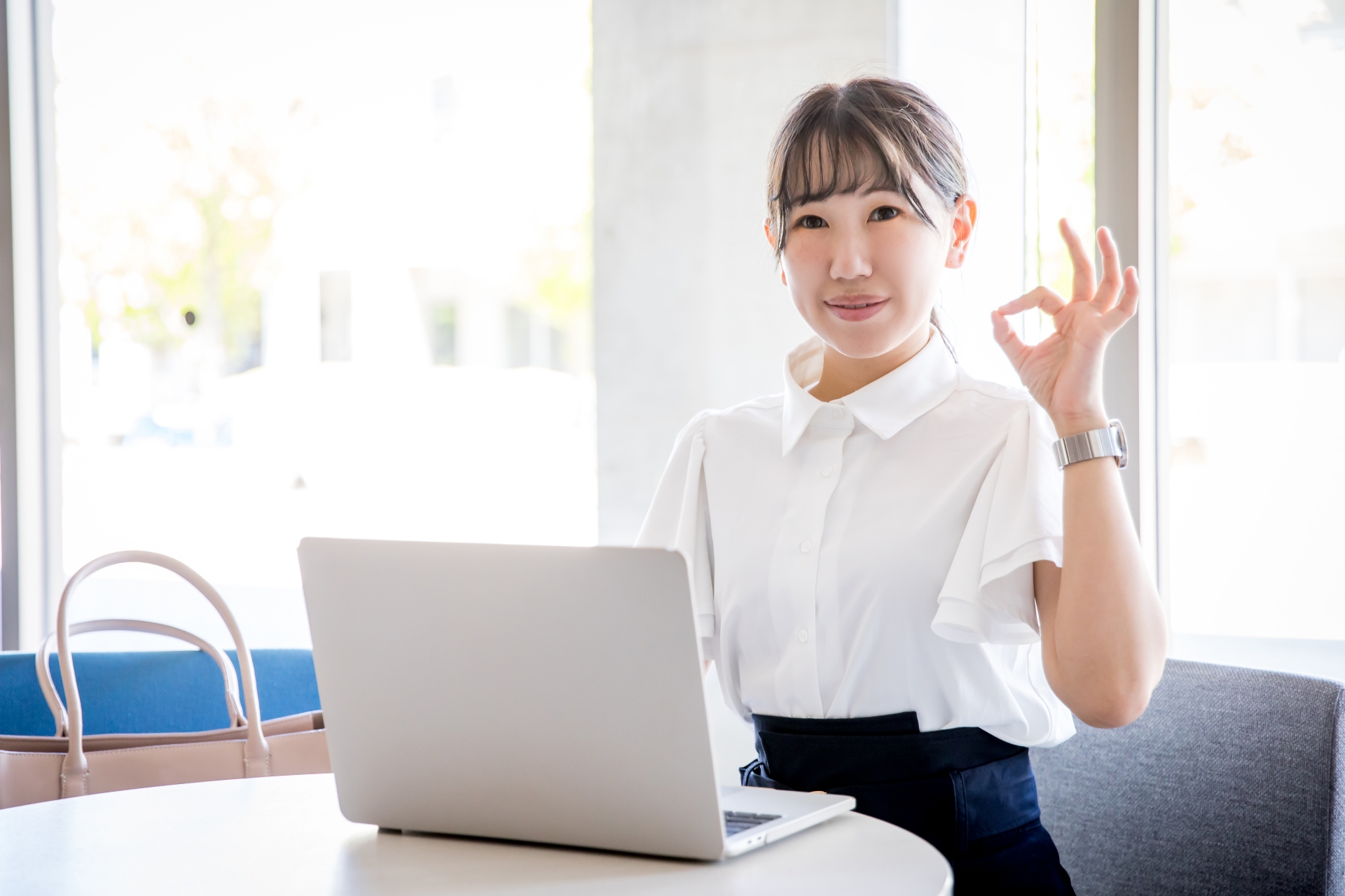 パソコンで仕事する女性