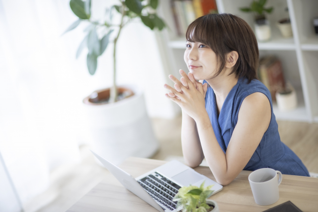 笑顔で仕事する女性