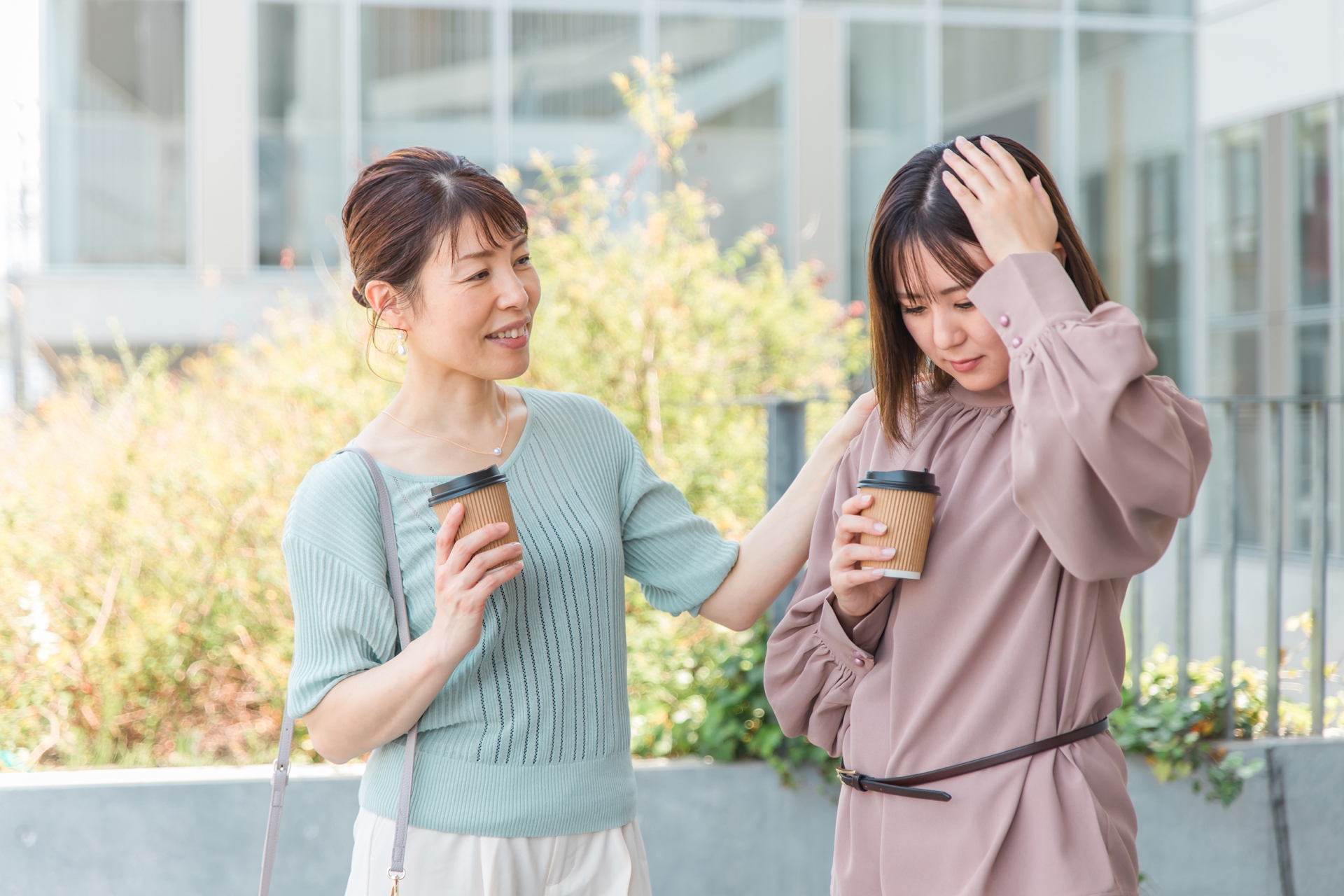 相談する女性と慰める女性