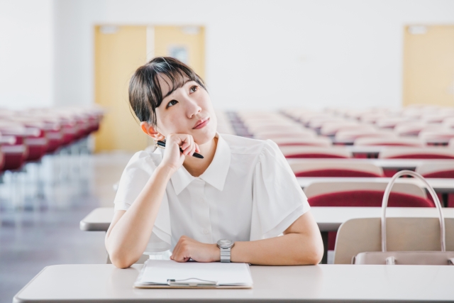 教室で考える女性