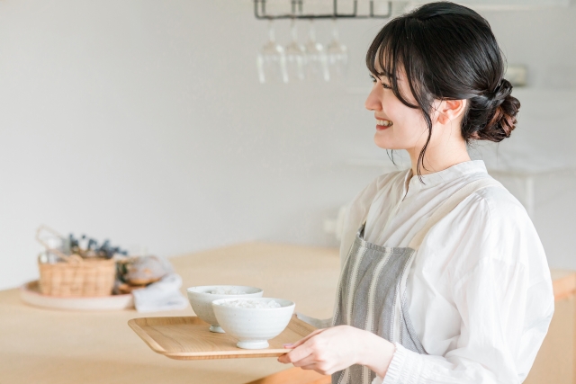 配膳する女性