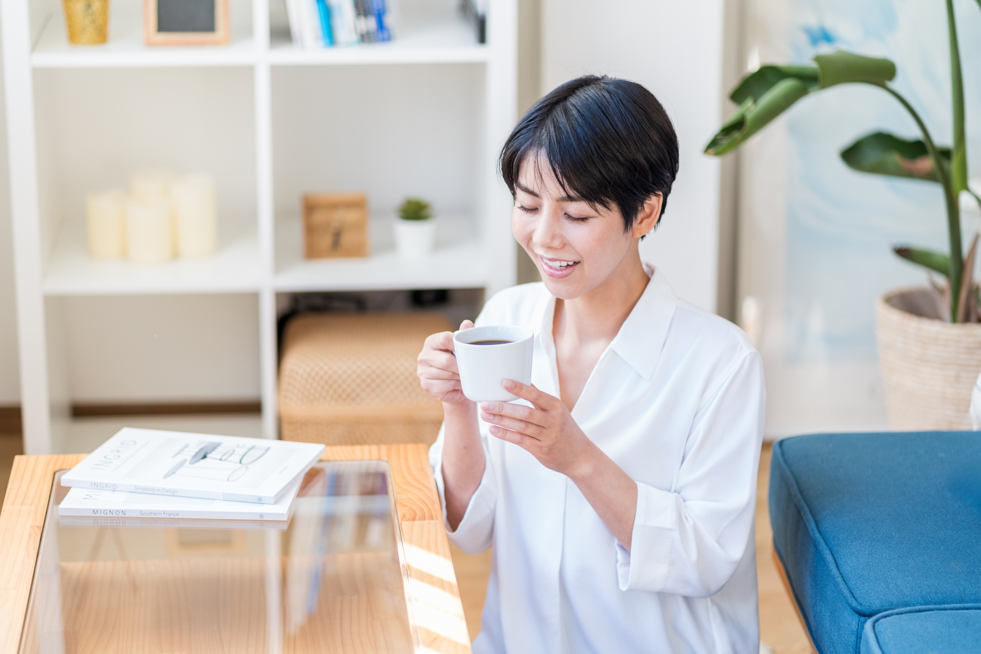 リビングでくつろぐ若い女性。