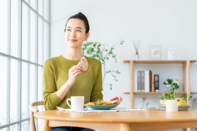 朝食を食べる若い女性