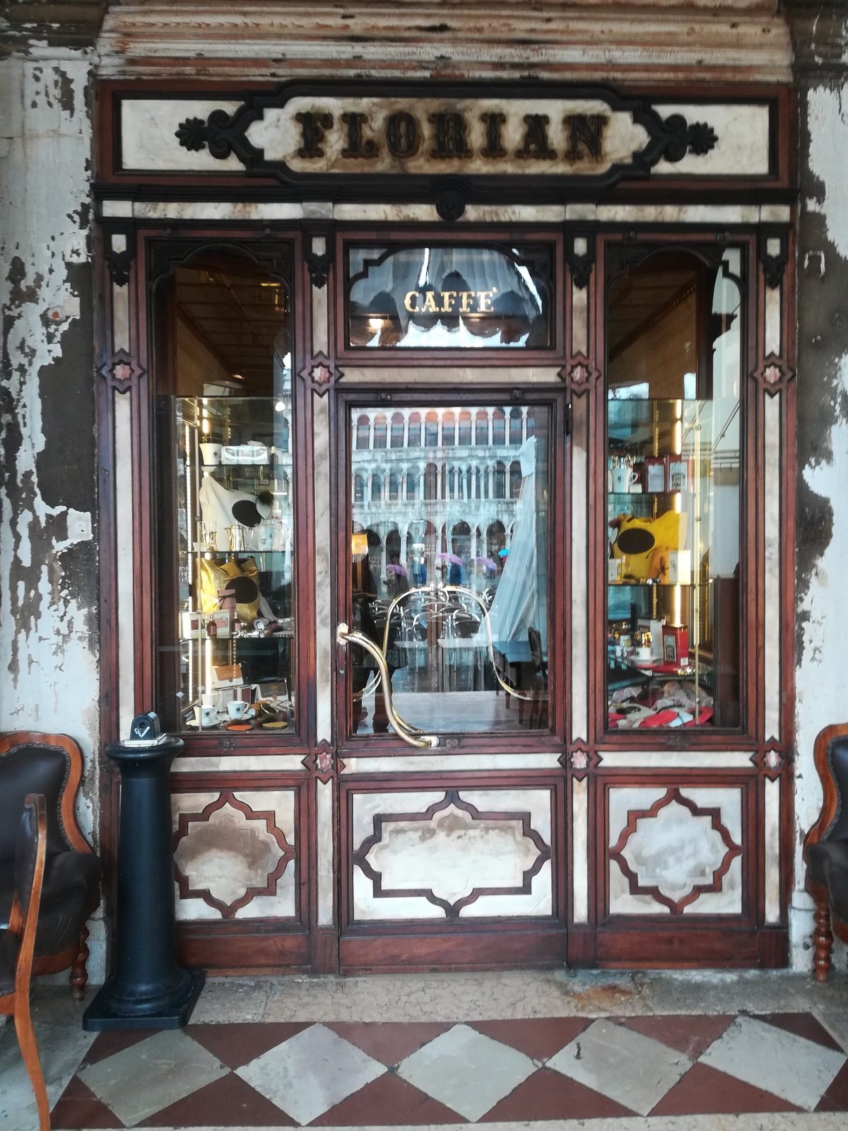 サンマルコ広場の回廊に面したカフェ・フローリアンの店構えと看板